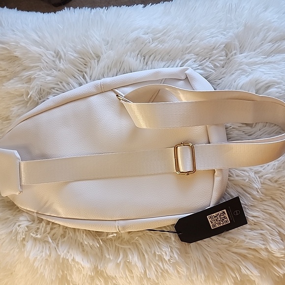 Modern & Chic Vegan Leather Ivory Sling Bag - Picture 5 of 5